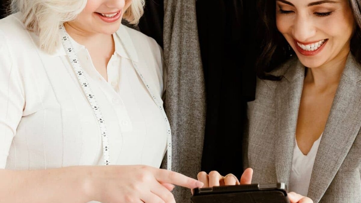 5 Ways a Wardrobe Stylist in Los Angeles Saves You Time and Money